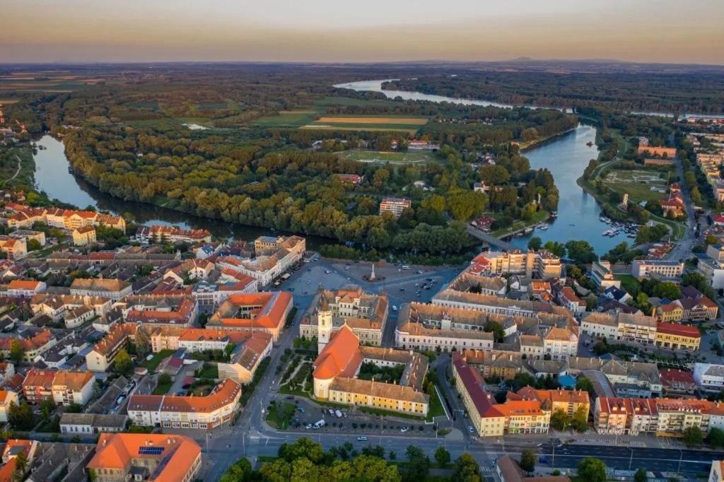 Villa Vizparti Futrinka Vendeghazak Baja Exterior foto